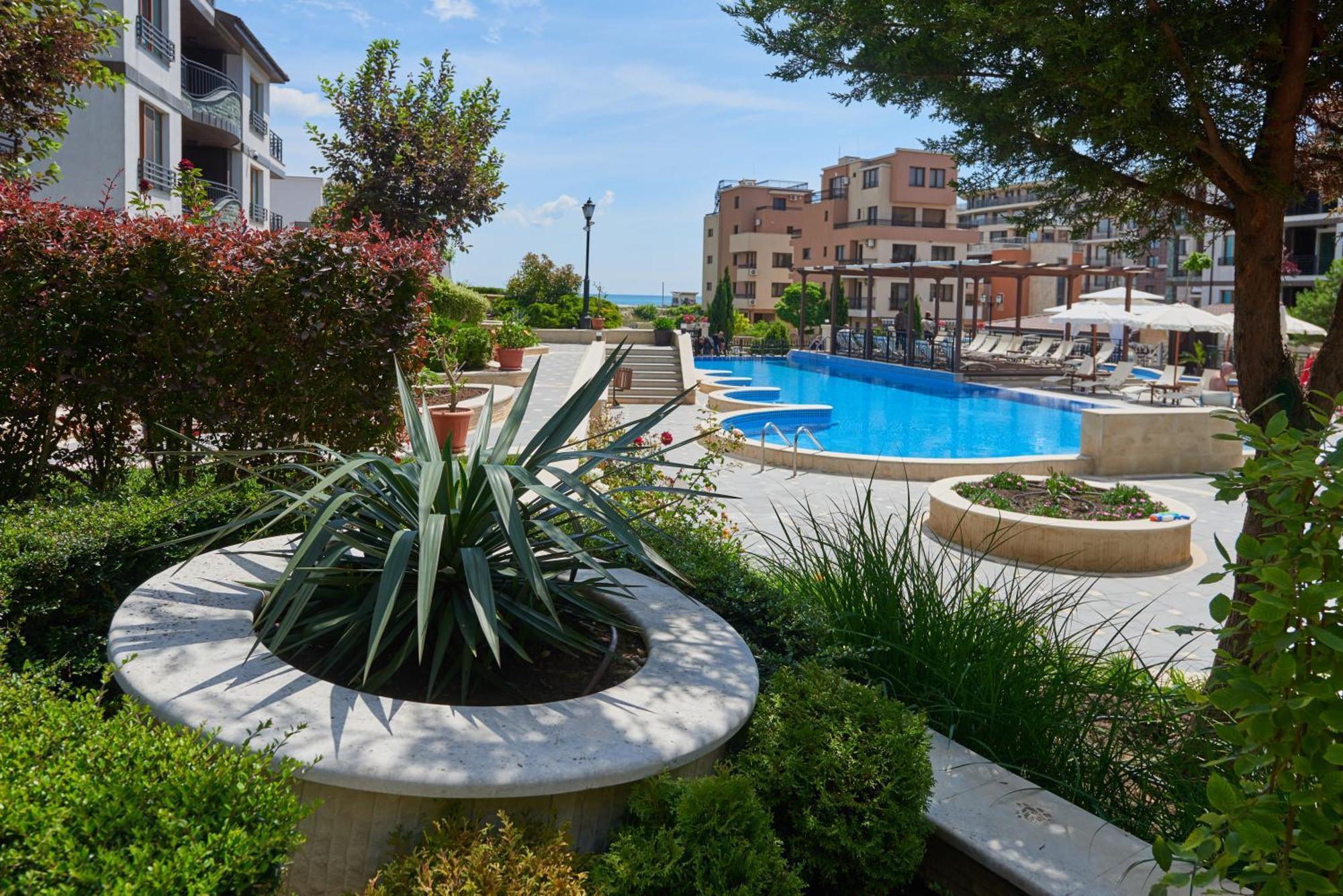 Boutique Rose Gardens Pomorie Aparthotel Exteriör bild